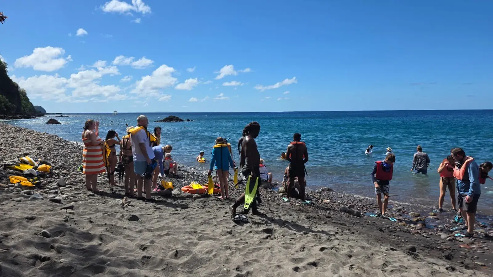 Snorkelling entry point along the Dominica shore